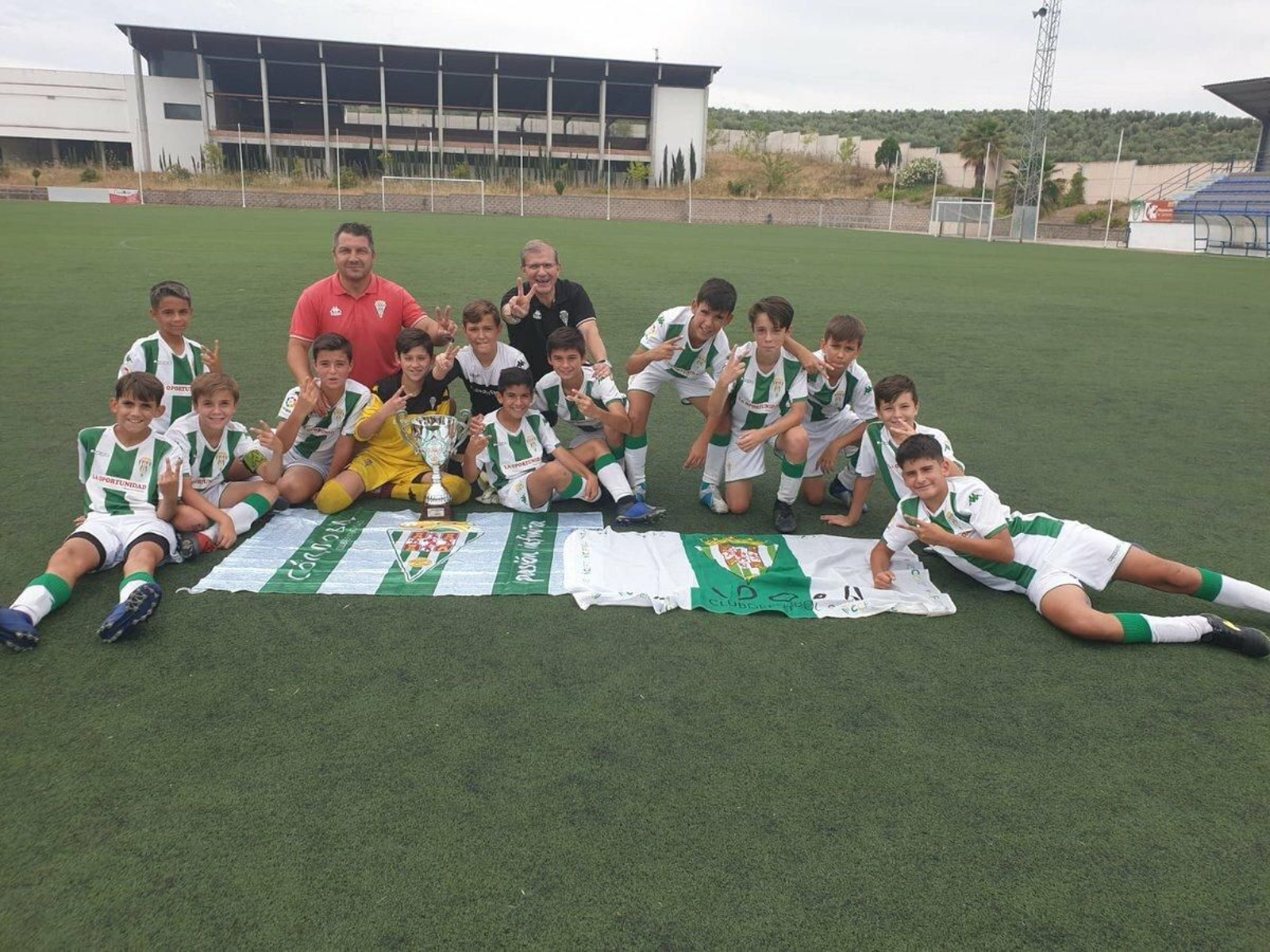 Los jugadores del Córdoba Alevín celebran el título conquistado en Bujalance.