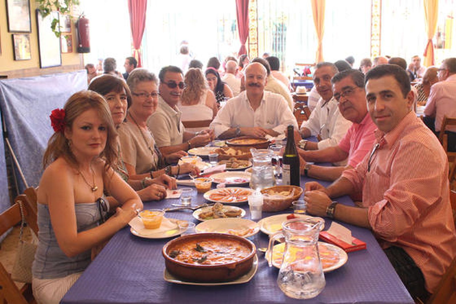 Los algecireños viven intensamente la jornada del sábado en la Feria. 

Foto: Vanessa Perez