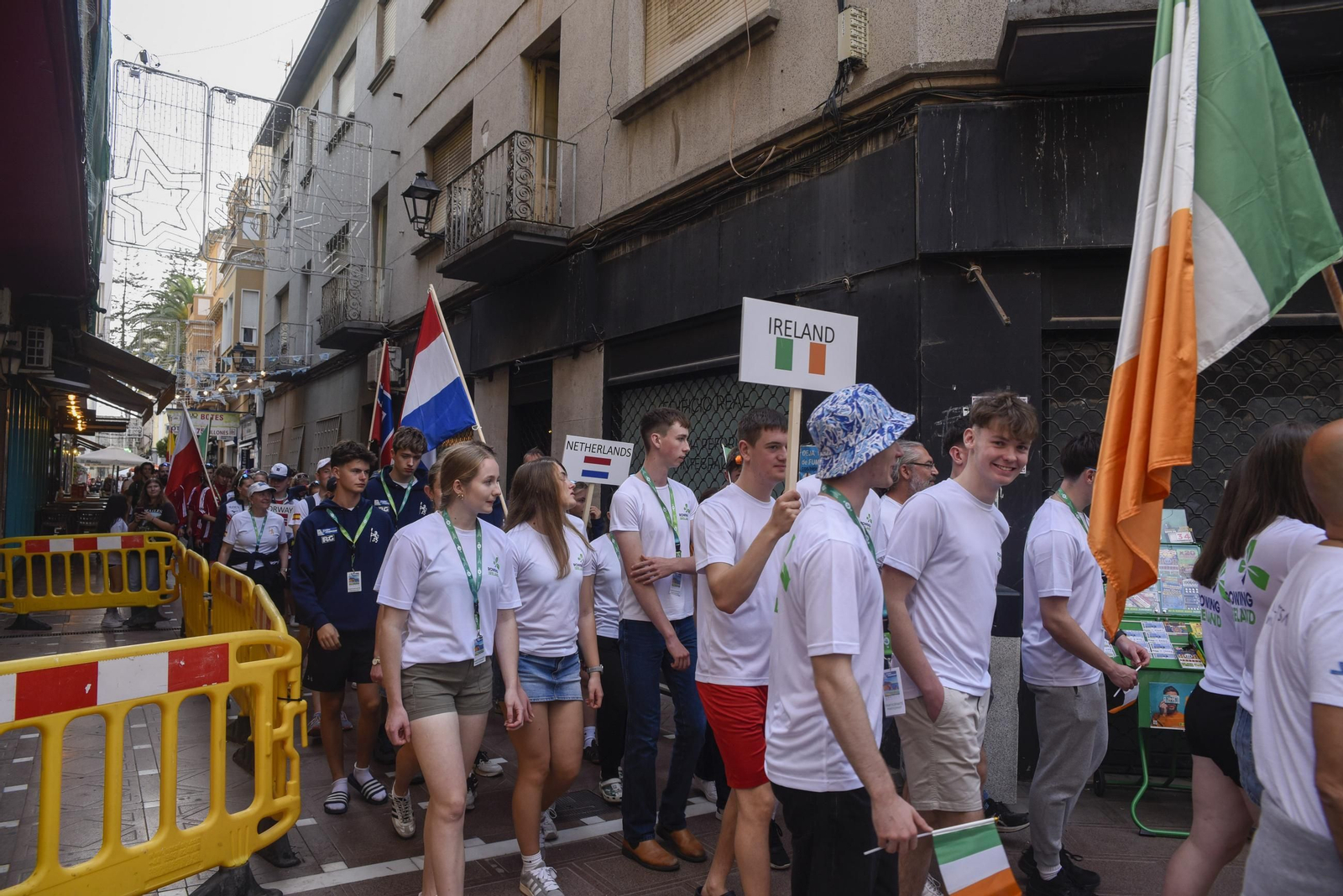 Las fotos del desfile de participantes de la Copa de la Juventud Europea de remo beach sprint de La Línea