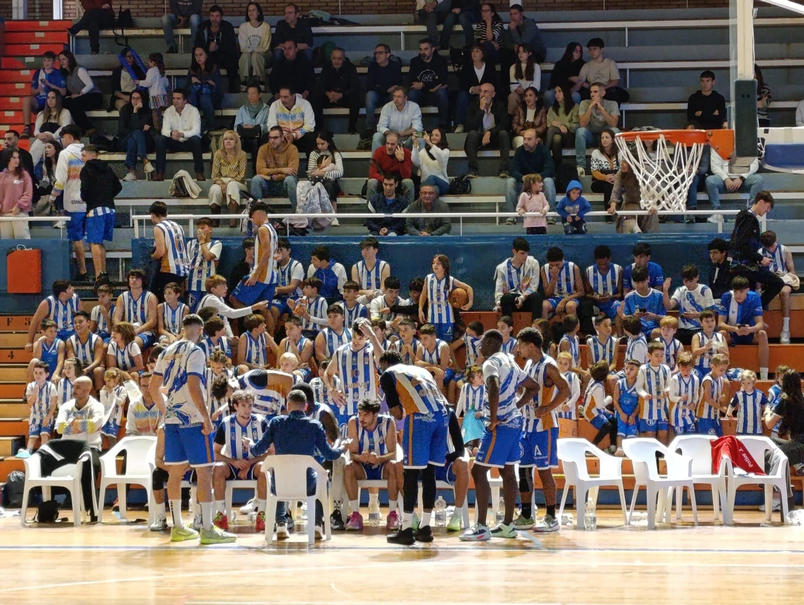 Los jugadores del Huelva Comercio atienden indicaciones en un partido. Los jugadores del Huelva Comercio atienden indicaciones en un partido.