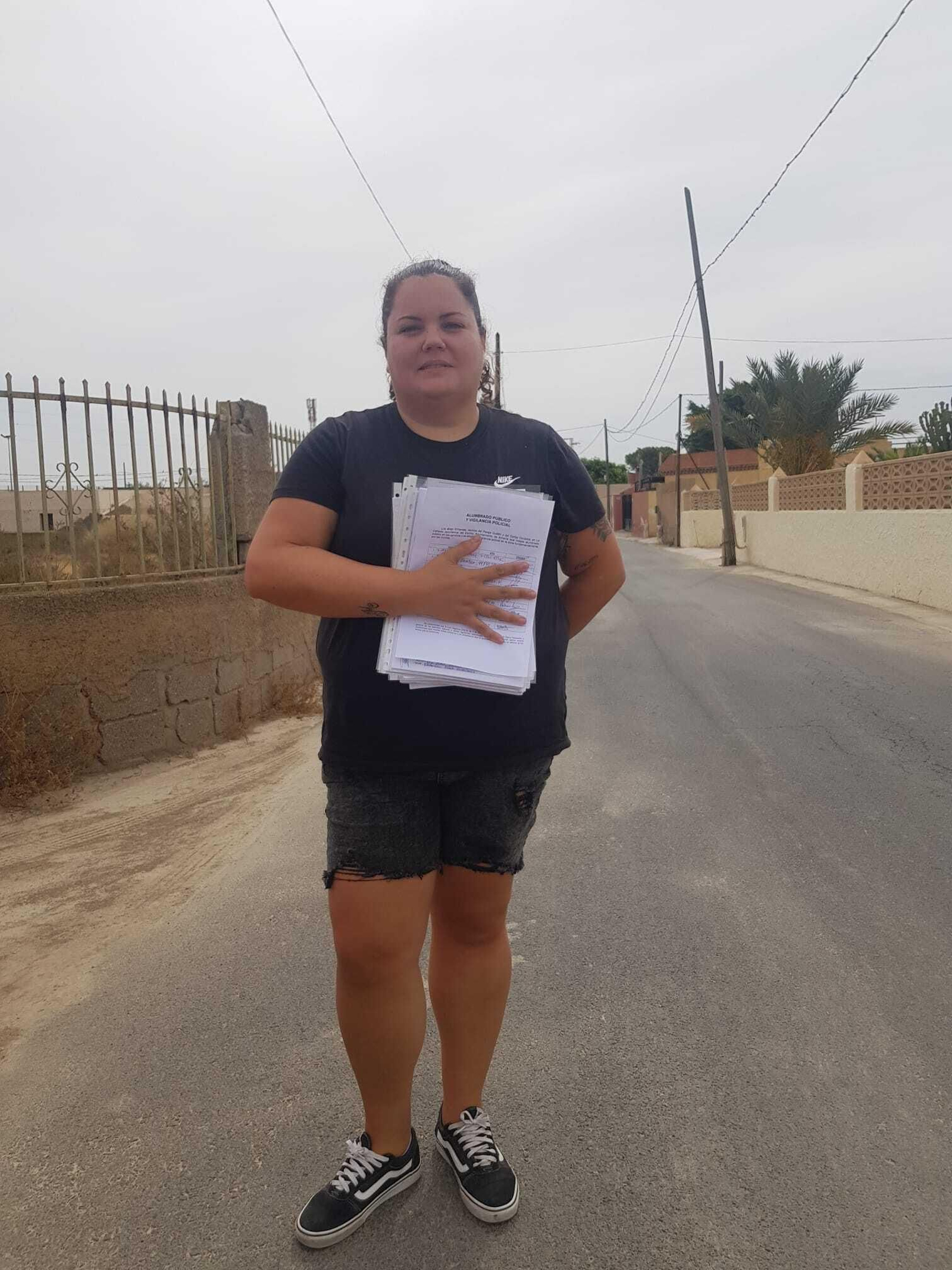 María del Mar Hernández, con las firmas vecinales que ha entregado