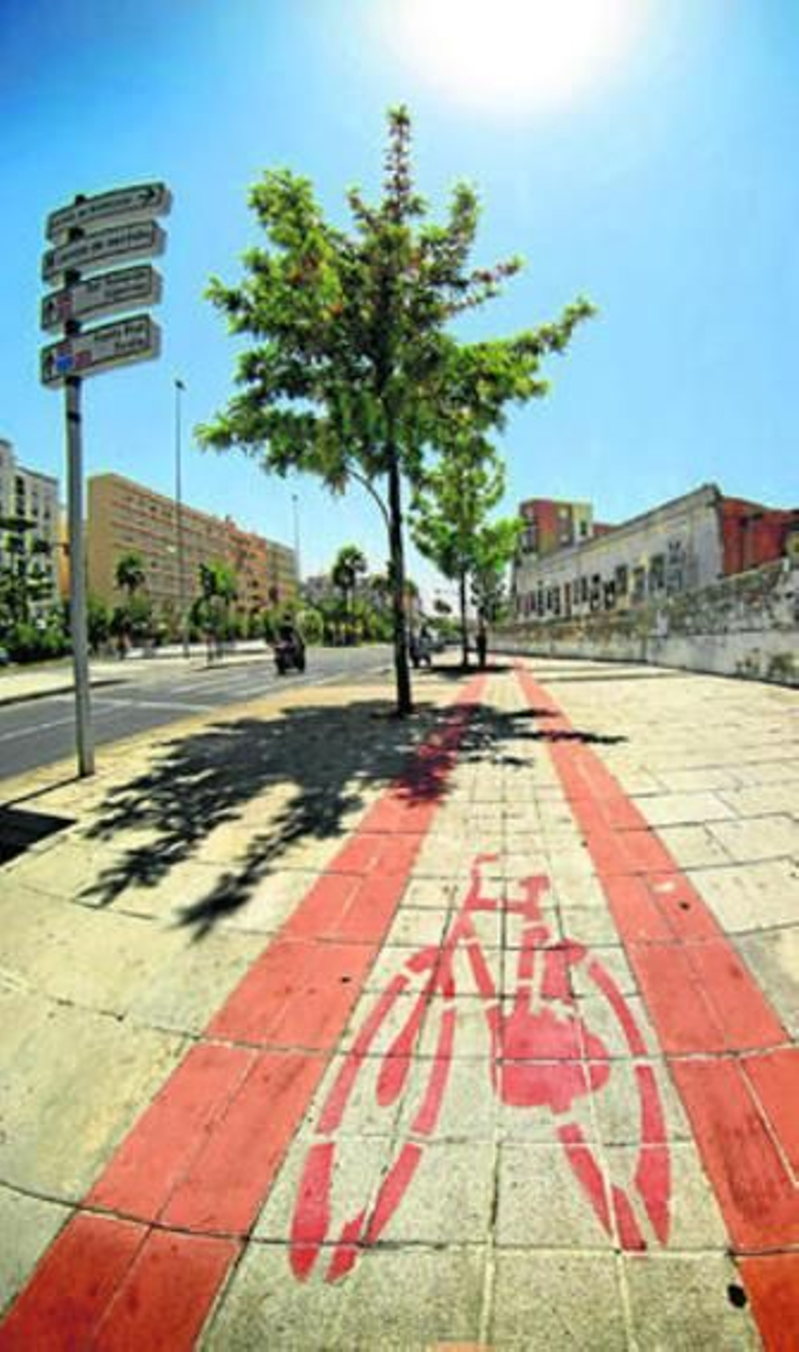 El carril bici por la acera en la avenida de Juan Carlos I.