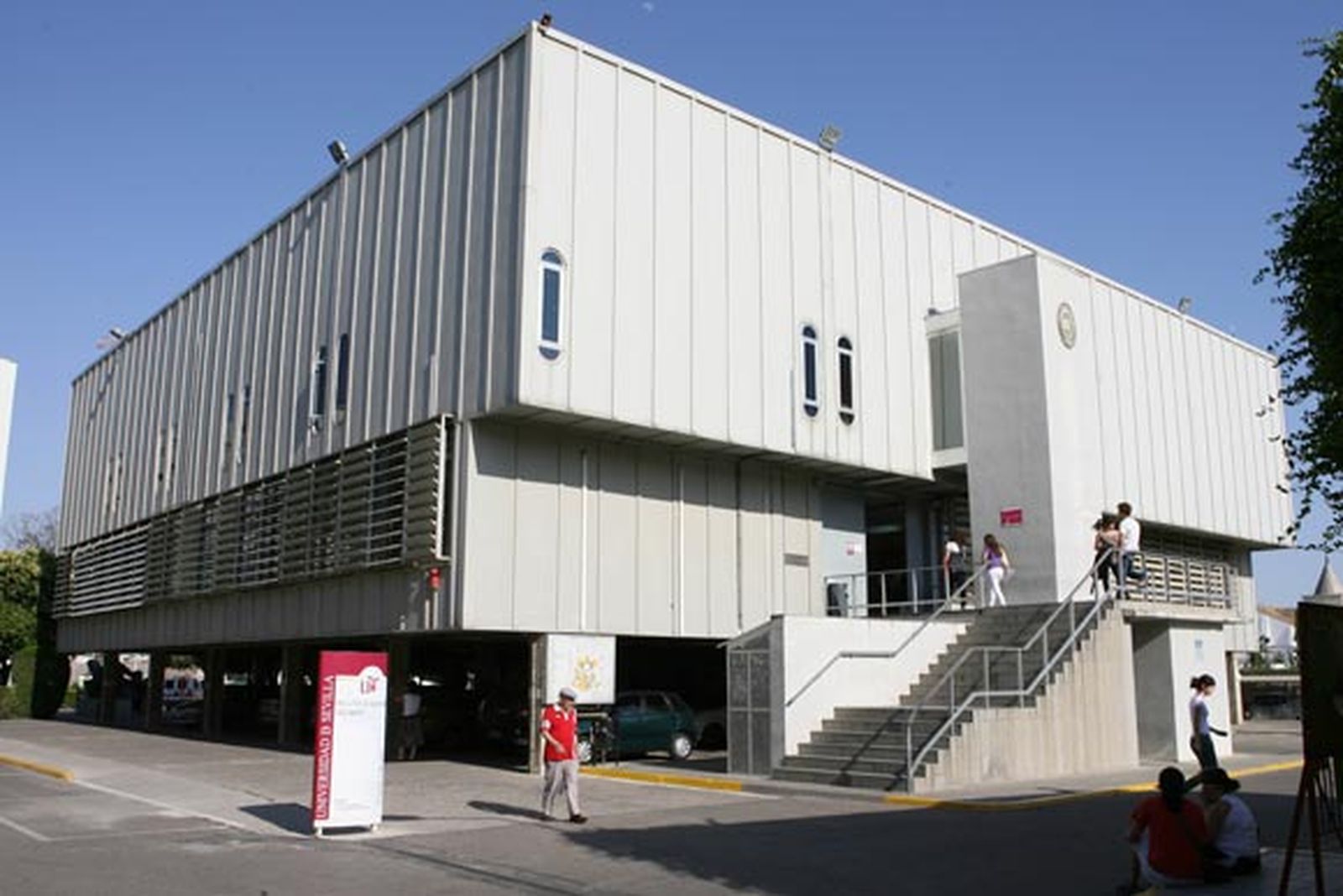 La Universidad de Sevilla instala desfibriladores en sus centros