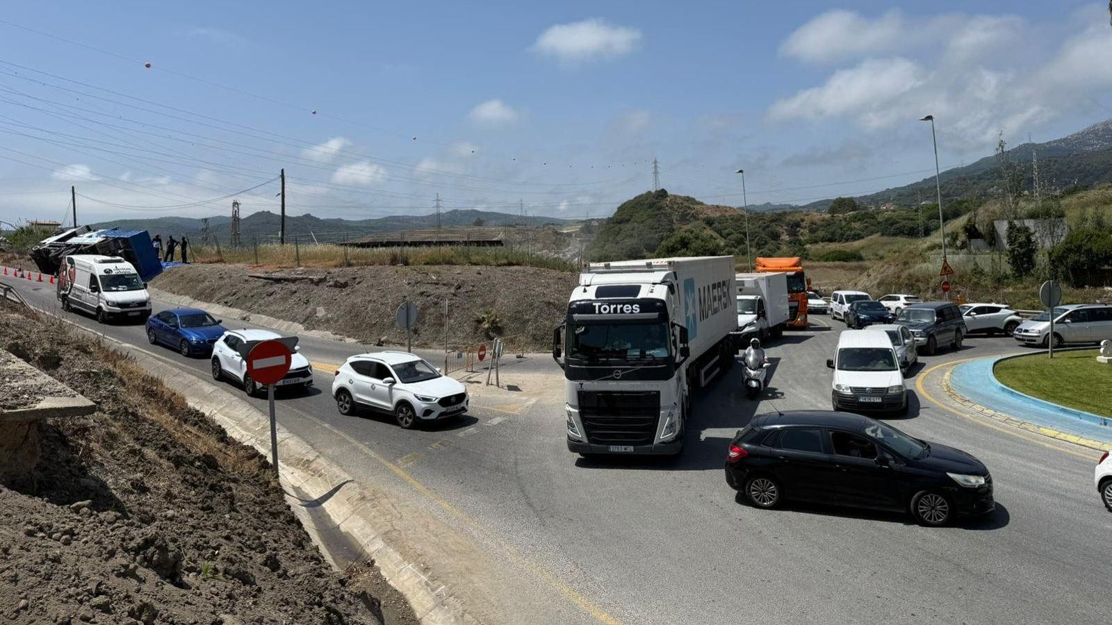 El carril permanece cerrado y se recomienda a los conductores que utilicen rutas alternativas para acceder a Getares. El carril permanece cerrado y se recomienda a los conductores que utilicen rutas alternativas para acceder a Getares.