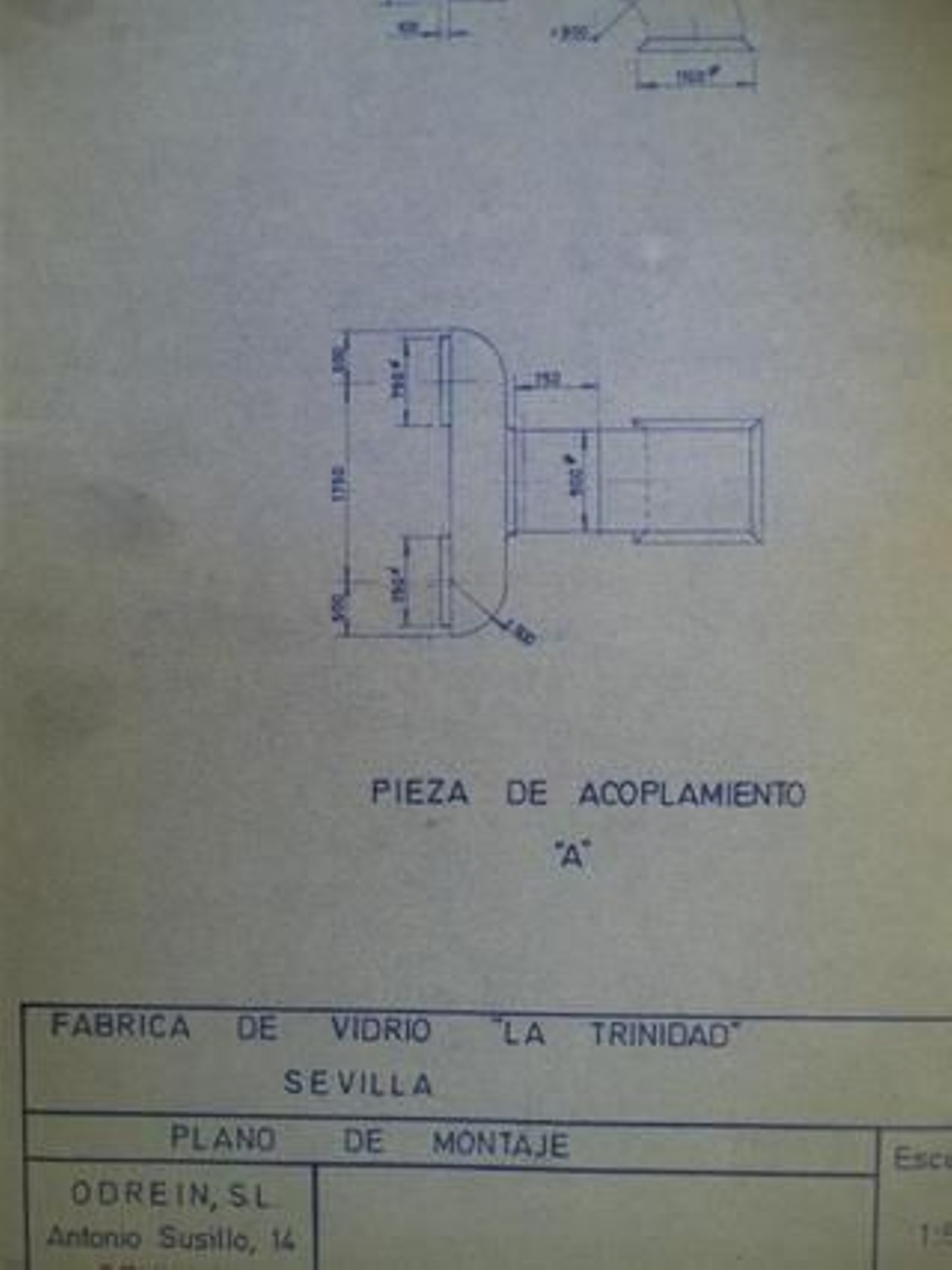 Parte del archivo histórico de la antigua Fábrica de Vidrios de la Trinidad que se han encontrado dentro del inmueble y recuperados por el profesor Julián Sobrino.

Foto: Samara Calero
