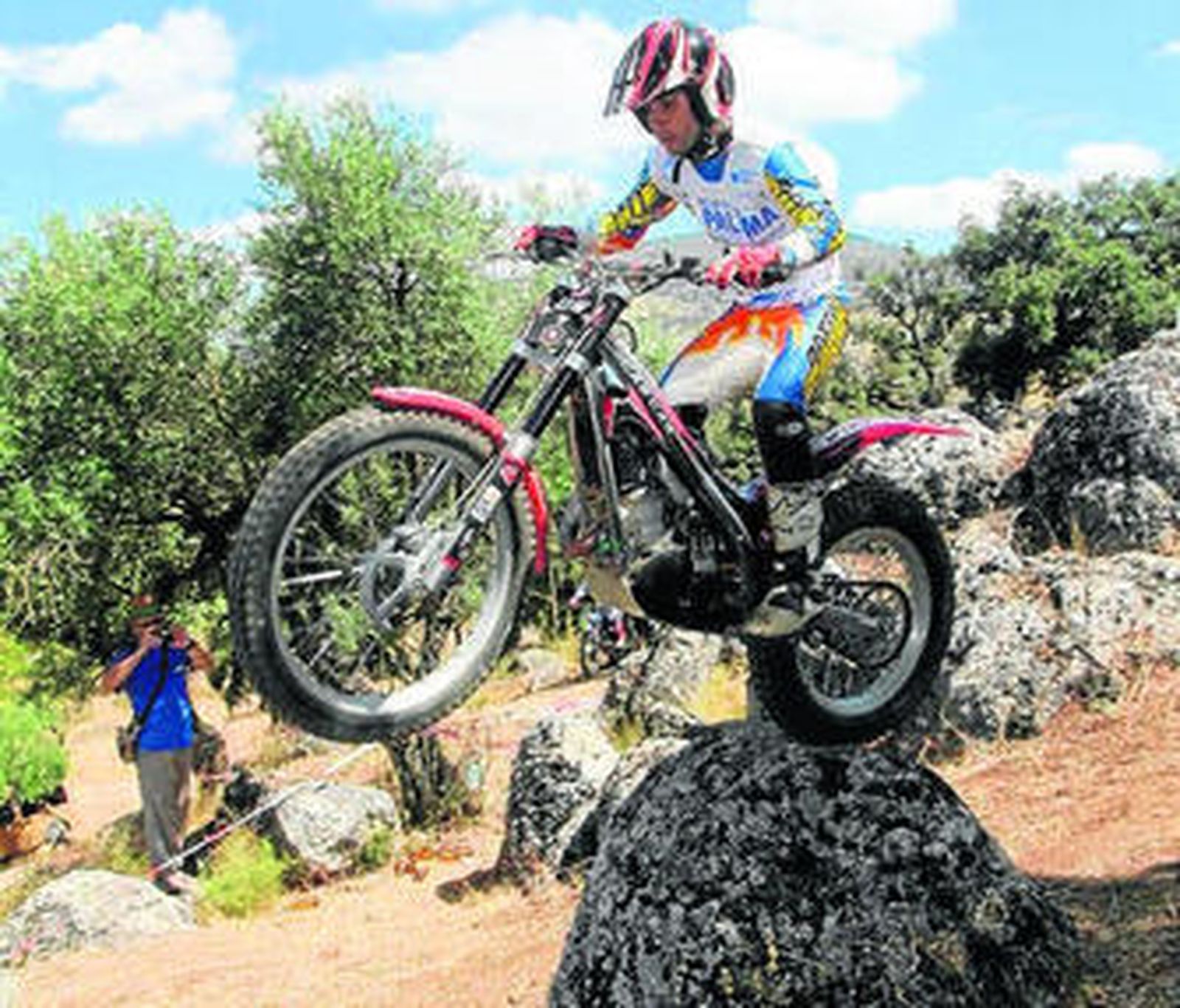 Álvaro Márquez supera un obstáculo durante una prueba.