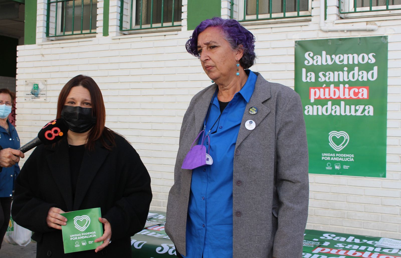 Las concejalas de IU y Podemos, durante la mesa informativa celebrada este viernes en Chiclana.