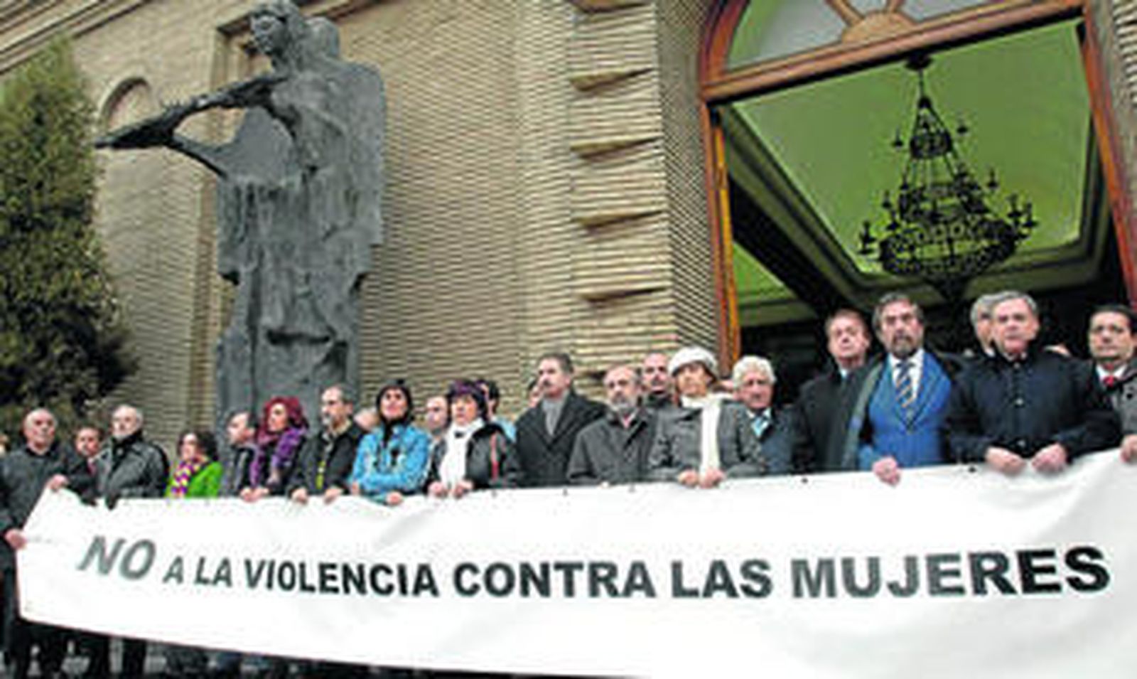 El personal del Ayuntamiento de Zaragoza guardó cinco minutos de silencio en rechazo a la violencia doméstica y solidaridad con las víctimas.