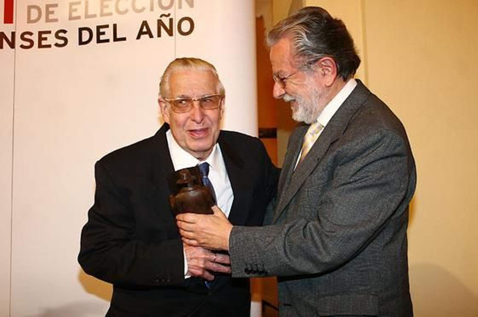 El poeta José Manuel de Lara recibe el premio en la categoría de Artes y Cultura.

Foto: Alberto Dominguez
