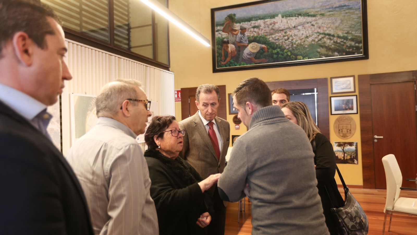 Un momento del encuentro mantenido en Alcaldía entre los representantes municipales y la familia de 'El Parri'