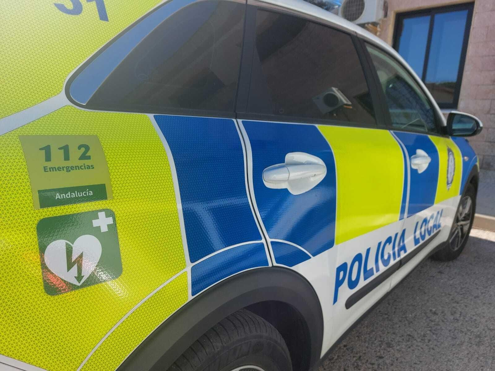 Vehículos policiales en Algeciras rotulados con el teléfono 112.