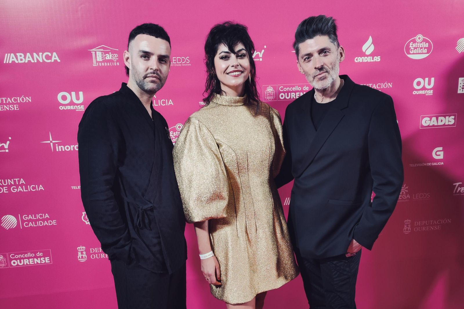 El diseñador Jona Camacho junto a la académica Marta Doviro, vestida por él