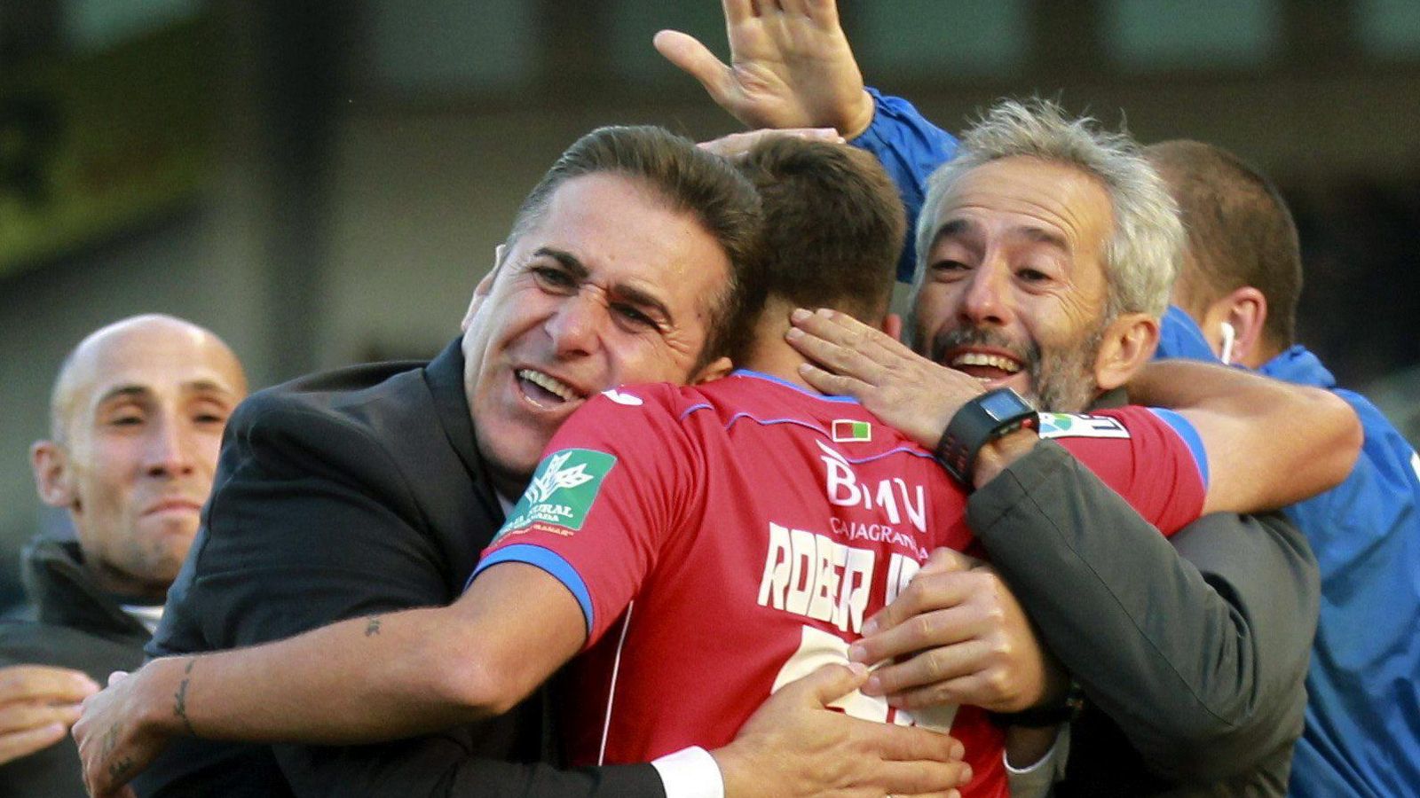 José Ramón Sandoval (izquierda) celebra uno de los goles que llevaron a la salvación al Granada