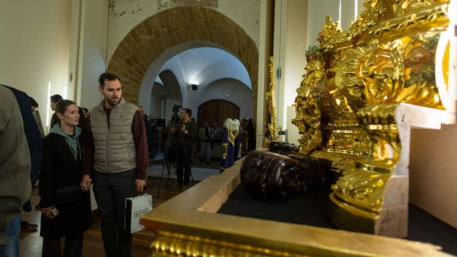 Inaugurada la muestra 'Dei Craft': San Fernando muestra su patrimonio cofrade
