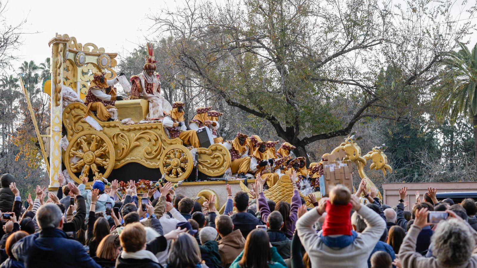 Las fotos de la ínsolita salida de los Reyes Magos del Ateneo un 4 de enero