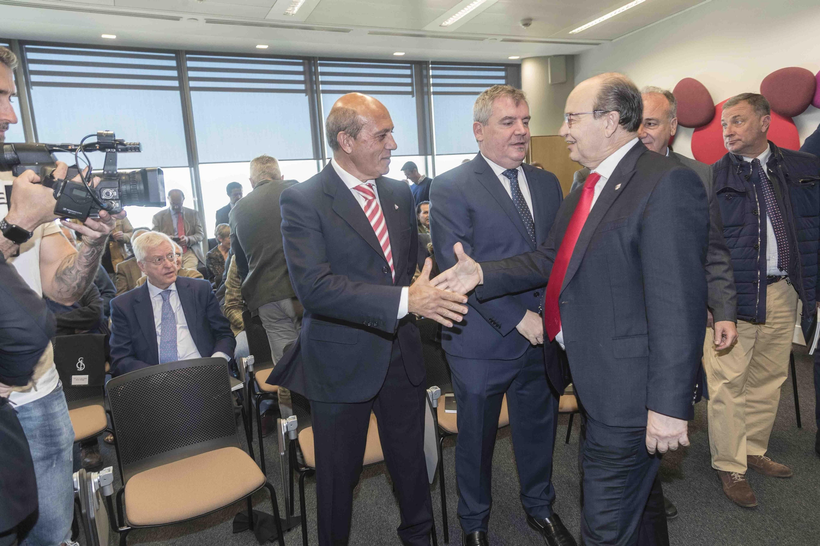 Del Nido y Castro se estrechan la mano ante Vizcaíno en la presentación del libro 'Nunca se rinde'.