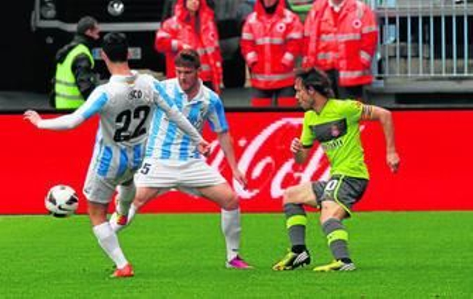 El espanyolista Verdú disputa el balón ante los malaguistas Antunes e Isco.