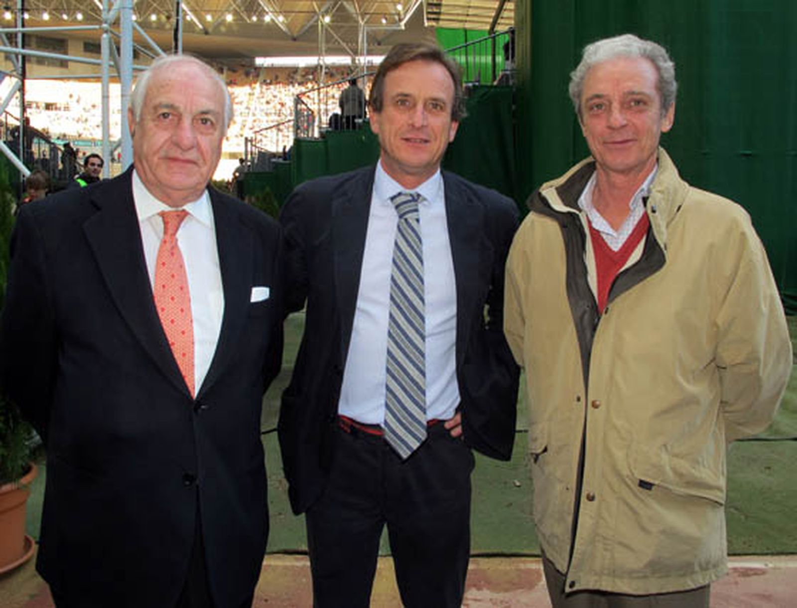 Juan Ramón Guillén, presidente de Grupo Acesur; Tito Galnares (Syrsa Automoción) y Álvaro Basa, director territorial para Andalucía de Konecta.

Foto: Victoria Ramírez