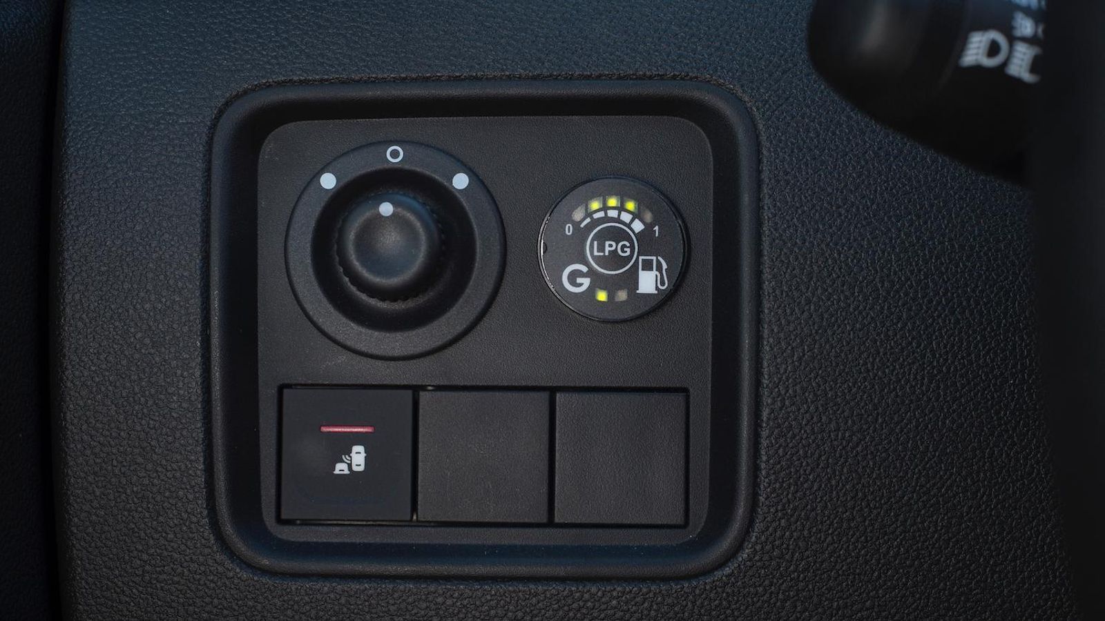 El pulsador central -con la inscripción LPG- permite cambiar de uno a otro carburante, lo que se indica en la zona inferior. Los LED superiores dan una idea del nivel del depósito de gas. En la instrumentación tras el volante está el del nivel de gasolina.