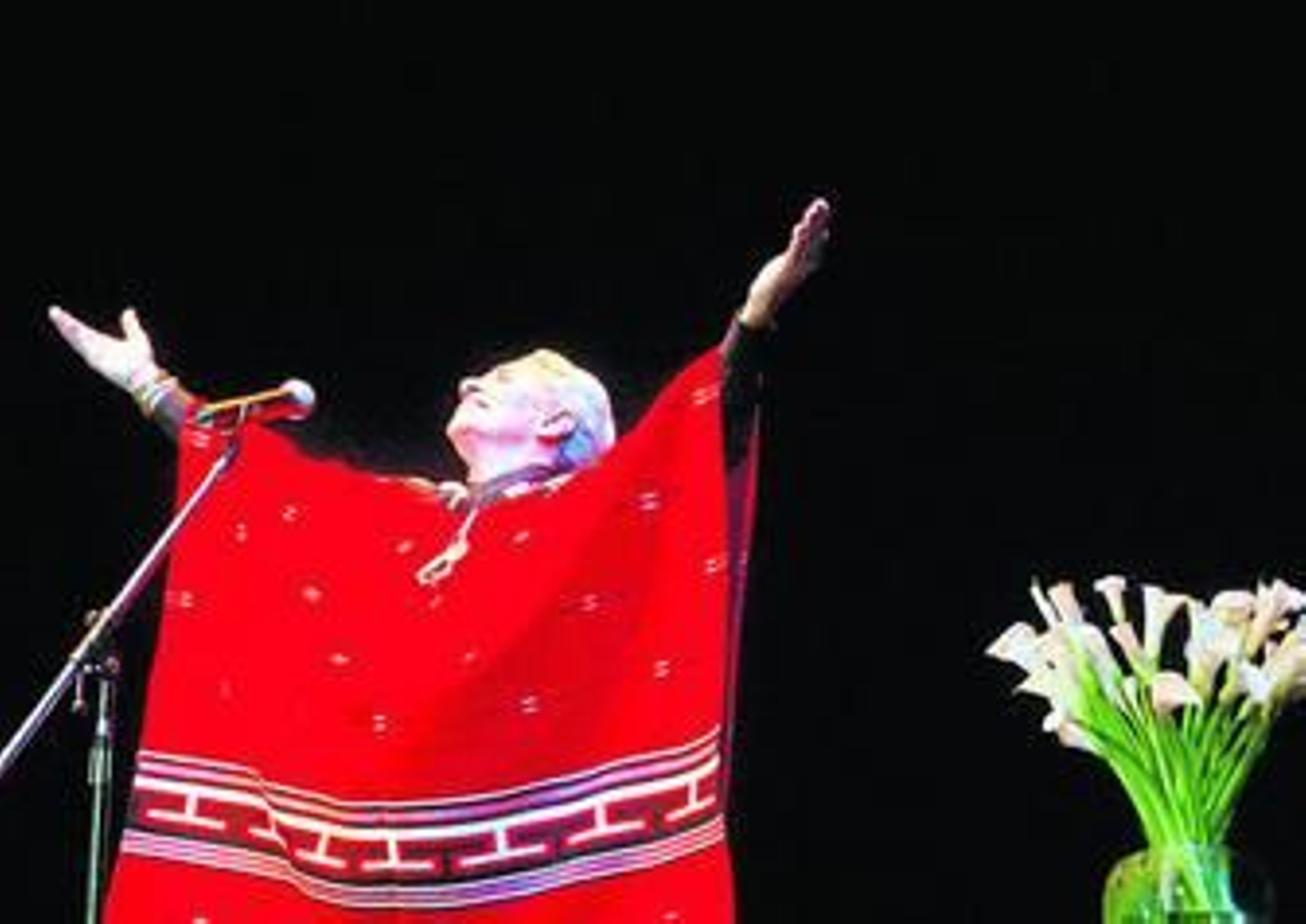Chavela Vargas no abandonó nunca los escenarios: en la imagen, saluda al público durante un recital ofrecido en el estadio Luna Park, en Buenos Aires, en abril de 2004. Chavela Vargas no abandonó nunca los escenarios: en la imagen, saluda al público durante un recital ofrecido en el estadio Luna Park, en Buenos Aires, en abril de 2004.