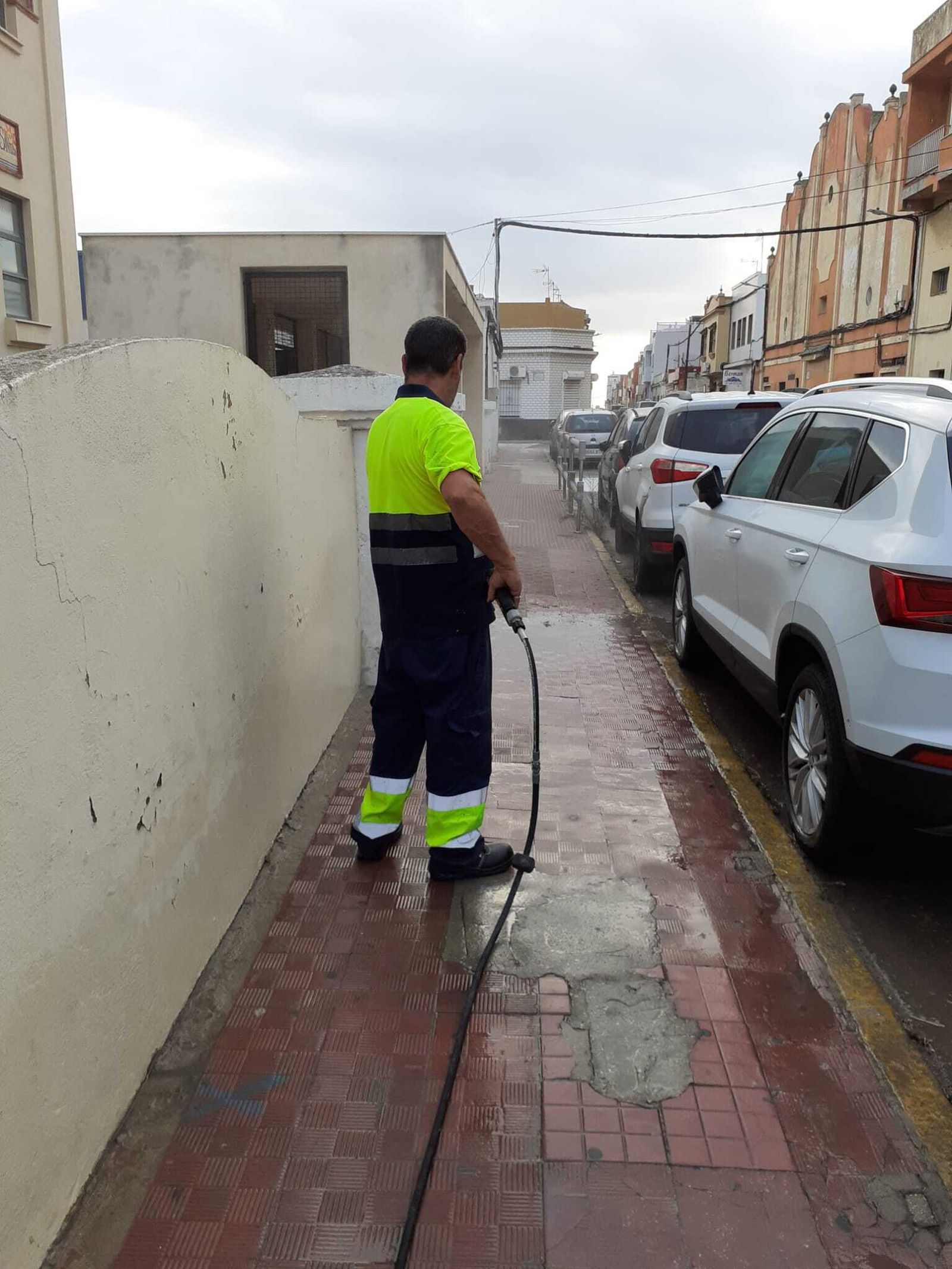 Desinfección en el exterior de un colegio de La Línea