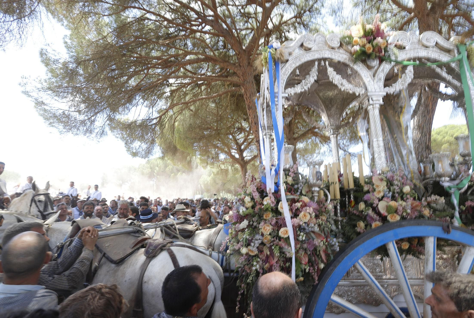 El camino de la Hermandad de Huelva por las arenas hacia El Rocío, en imágenes
