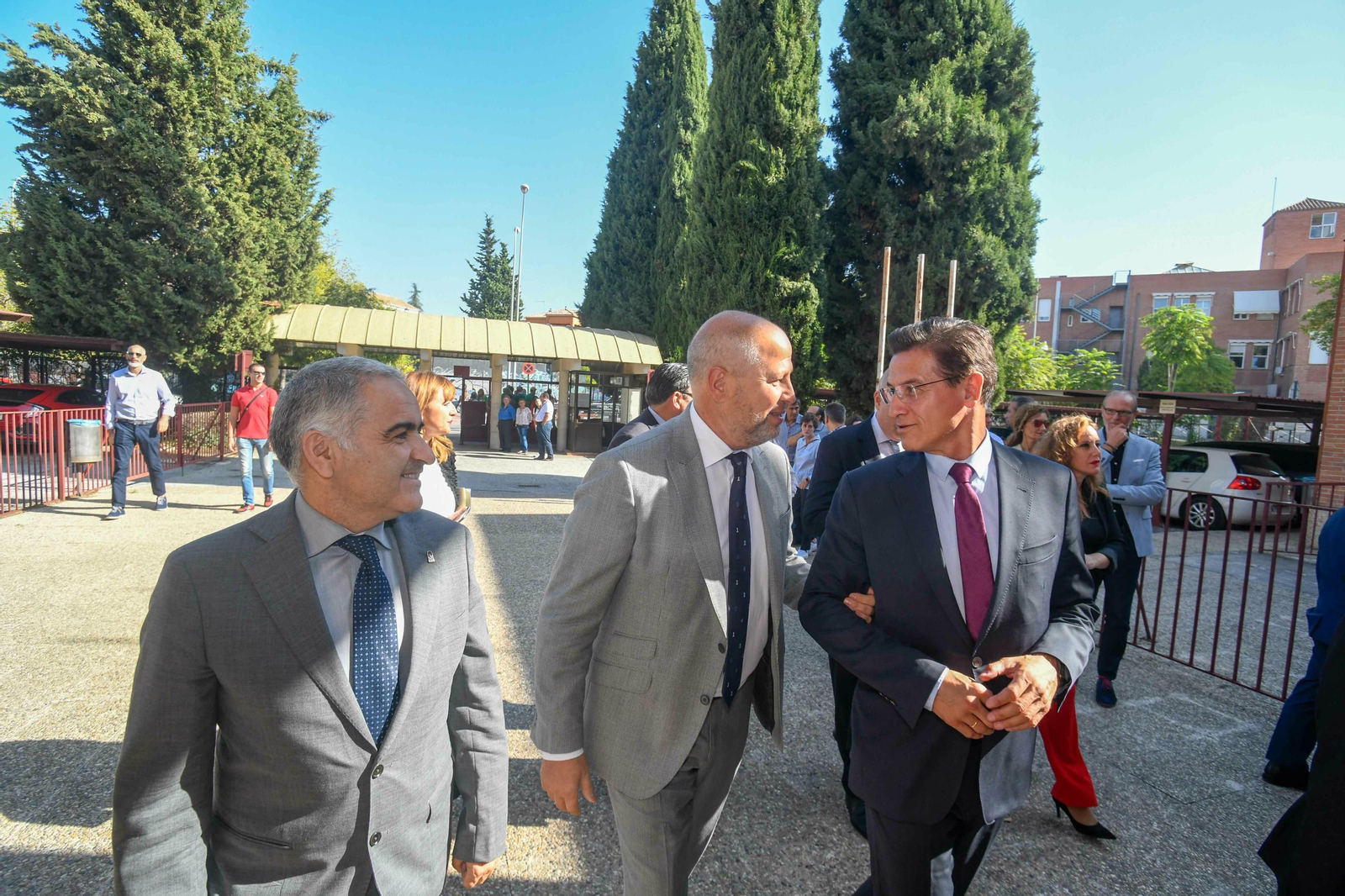 Castillo,  a la izquierda, junto al consejero Imbroda y Luis Salvador, en el IES Zaidín Vergeles.