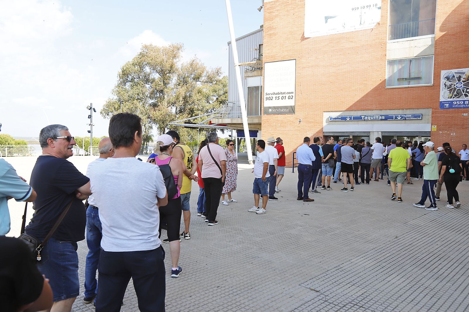 Largas colas en el Nuevo Colombino para las entradas del partido ante el Cacereño