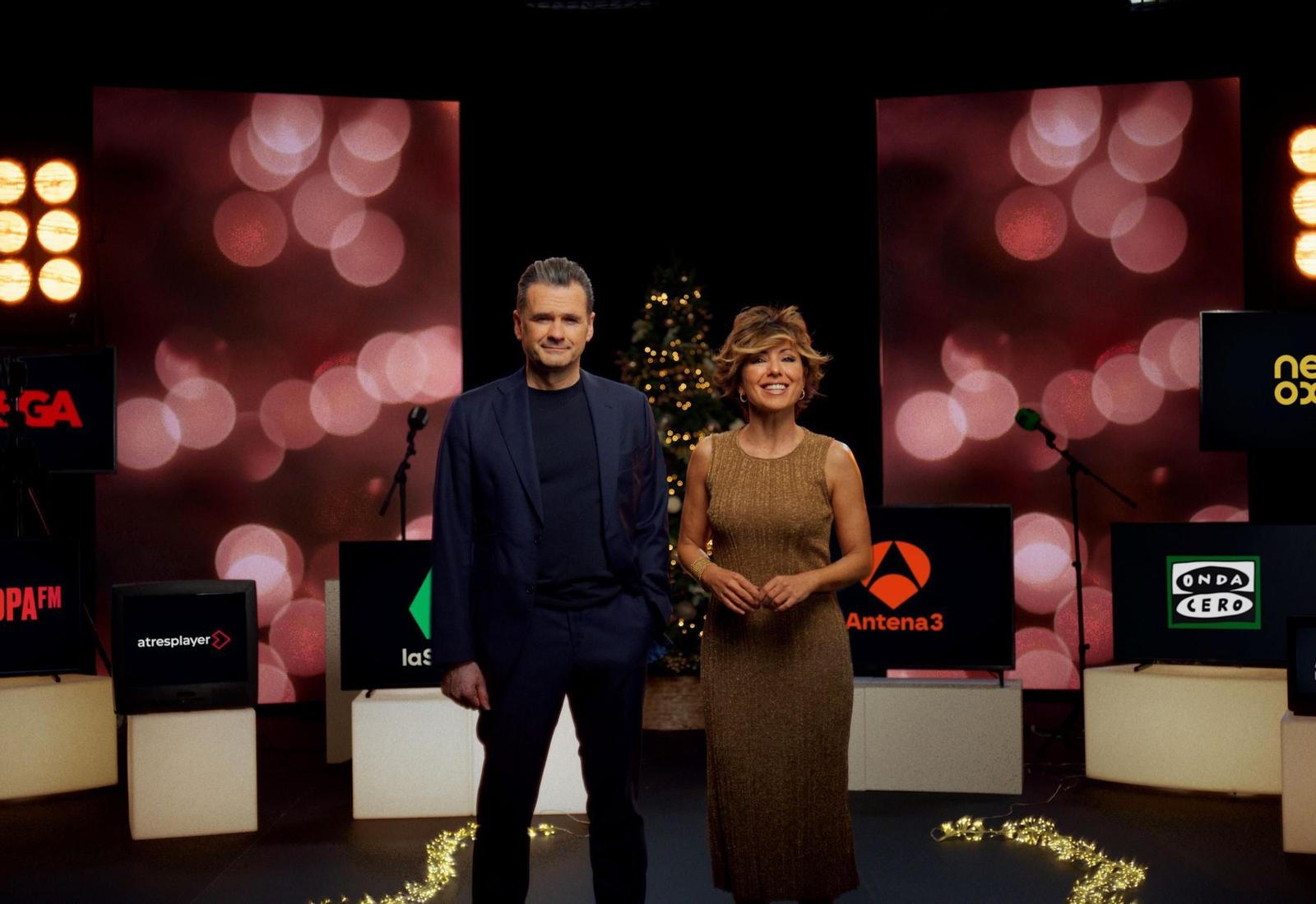 Iñaki López y Sonsoles Ónega en el anuncio de la campaña navideña de Atresmedia