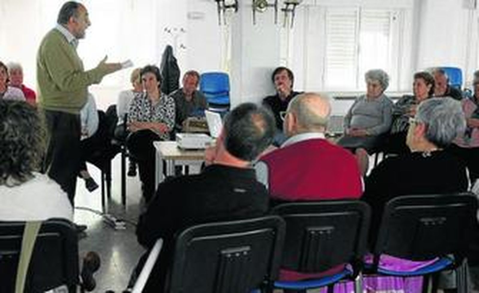 Una de las reuniones de la Asociación de Personas Lectoras de Cádiz, en el centro de servicios sociales Francisco Guerrero.