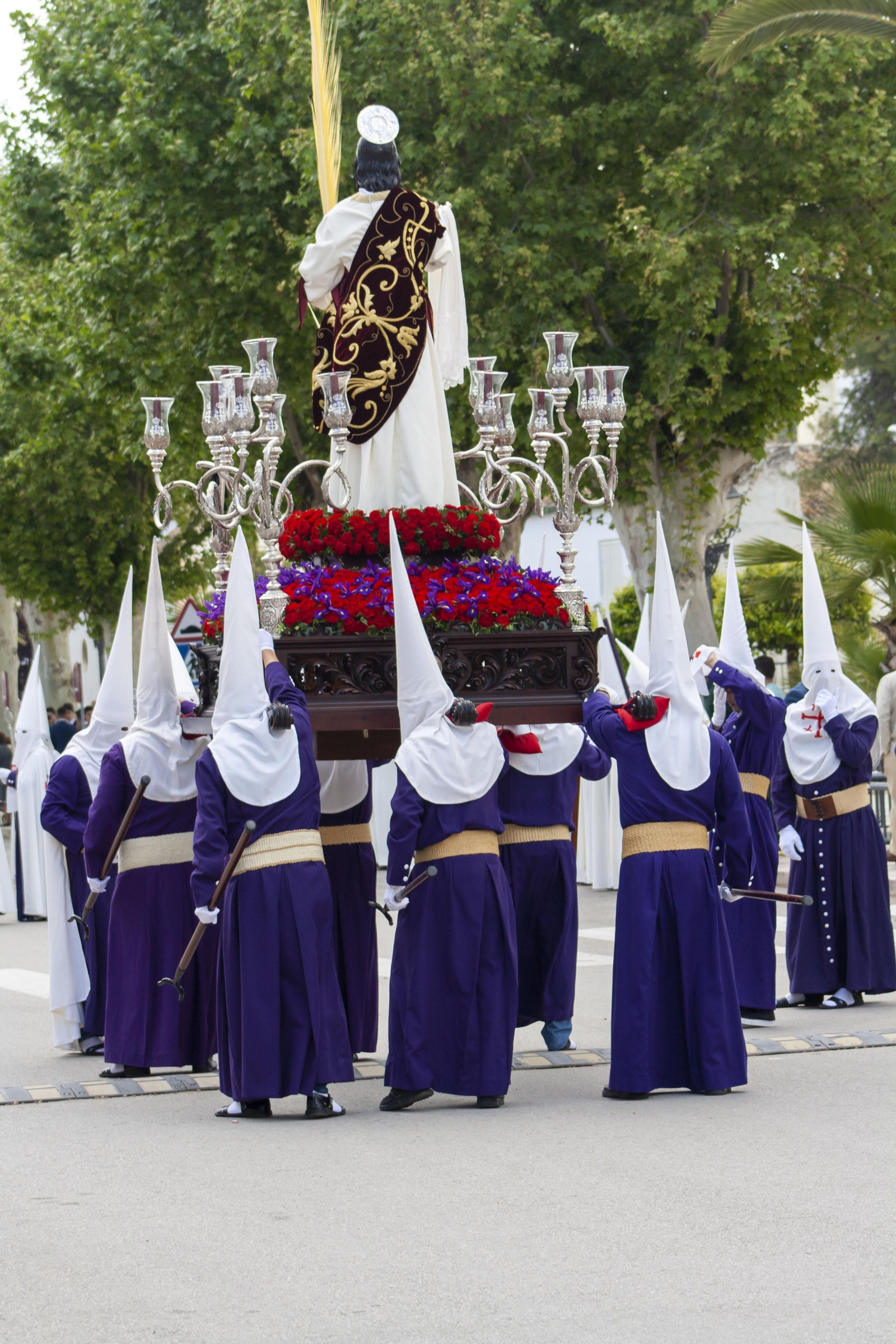 Los sanjuaneros portando al Discípulo Amado.