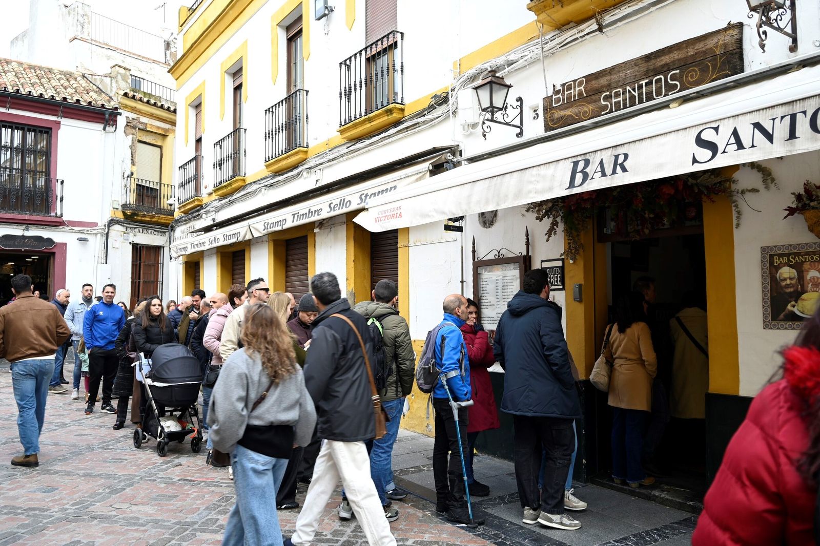 Las calles de Córdoba se llenan de gente con la tregua de la lluvia, en imágenes