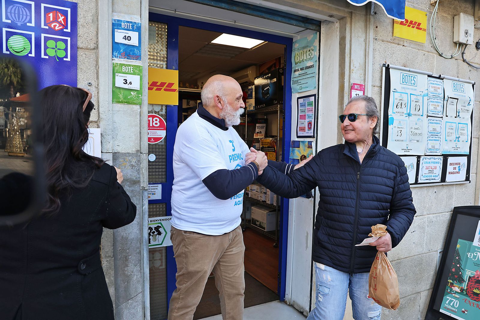 La Loteria de Navidad reparte premios en Huelva (4)