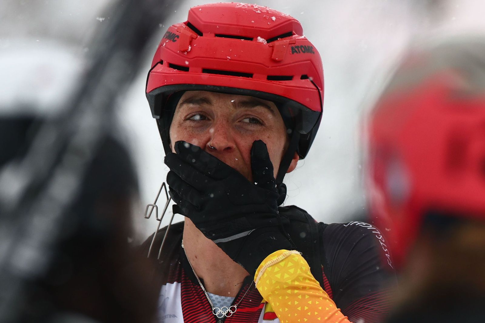 Ana Alonso, emocionada tras cruzar la meta como bronce olímpico