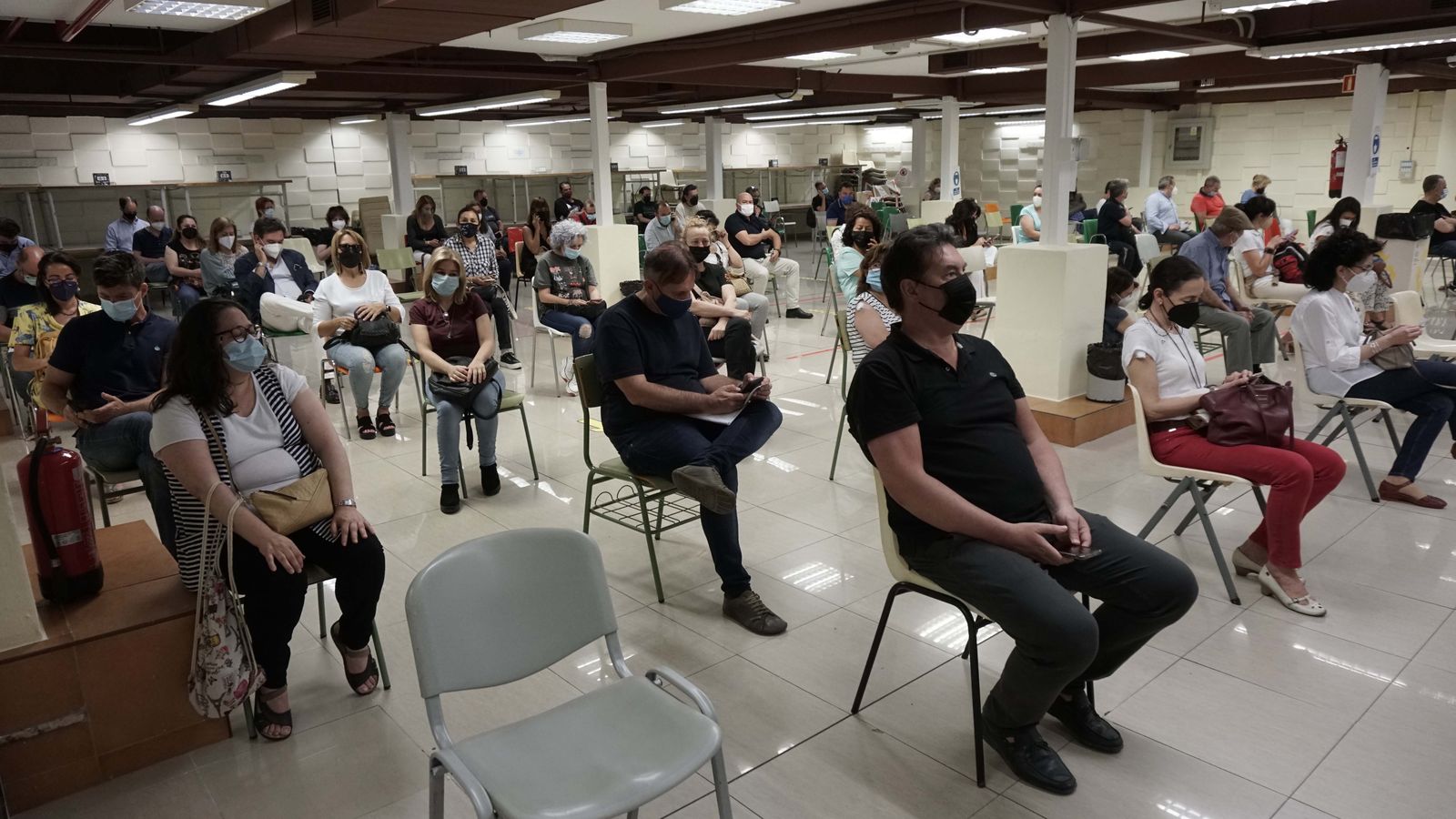 Los pacientes reposan 15 minutos tras recibir la vacuna.