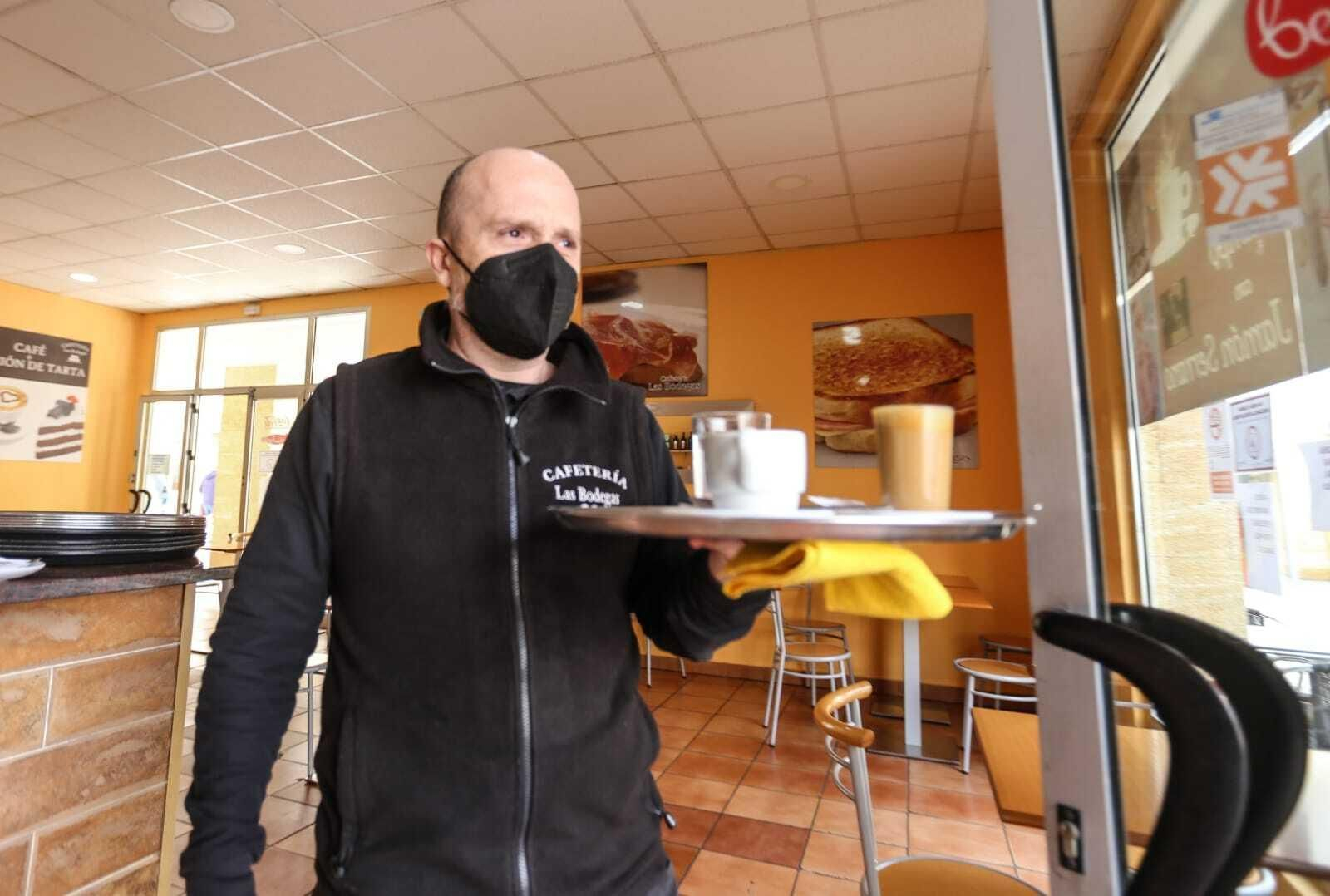 Un camarero sirve un café en un bar de Chiclana.