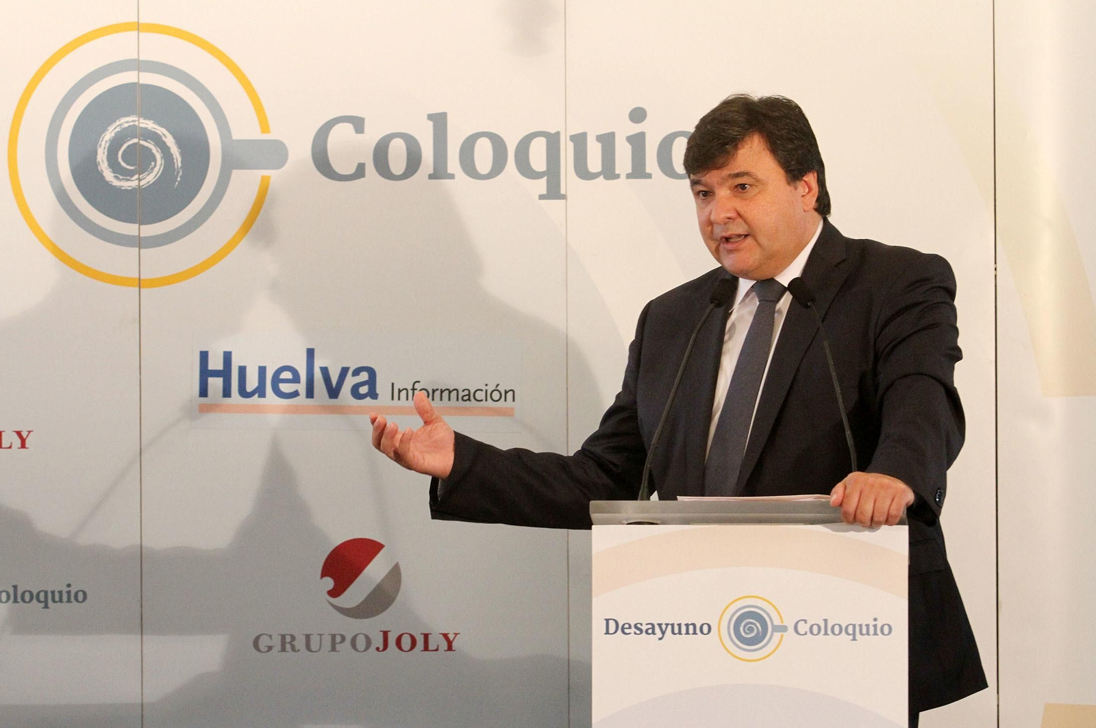 Imágenes de la conferencia y desayuno-coloquio de Gabriel Cruz, alcalde de Huelva