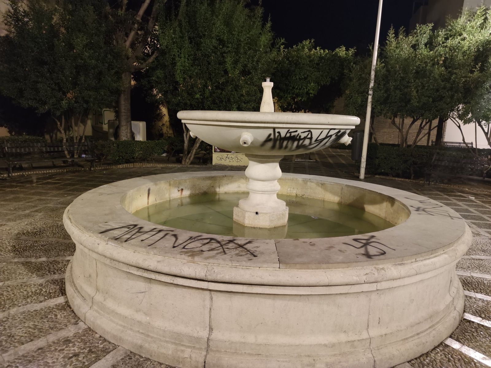 Las pintadas realizadas en la fuente el pasado fin de semana.