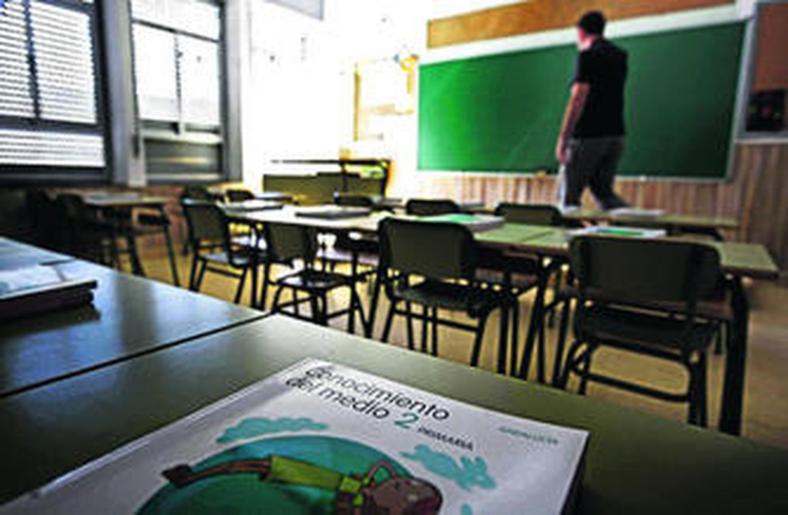 Un profesor en una clase de un centro educativo.