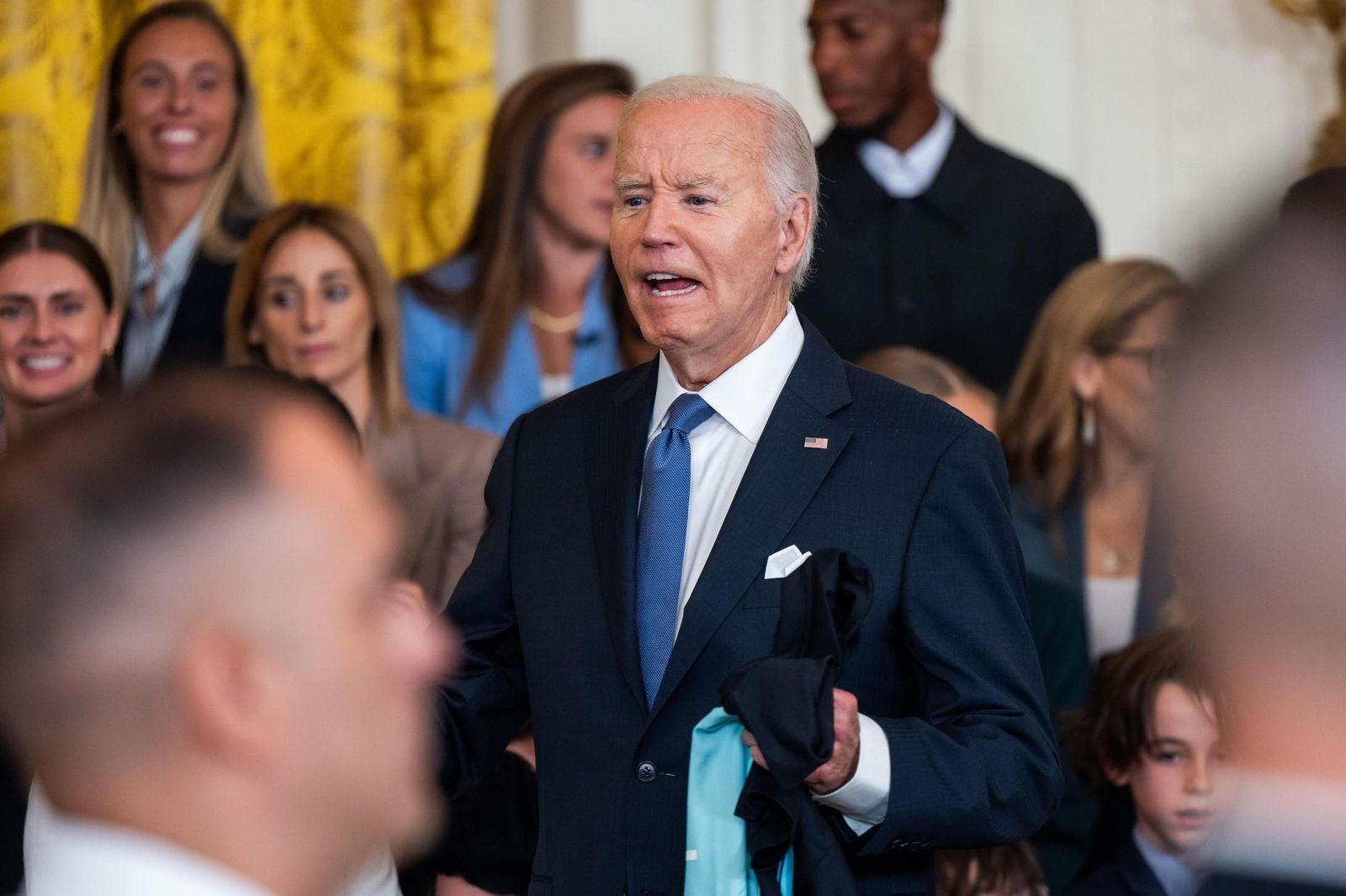 Biden durante la recepción con Esther González al fondo.