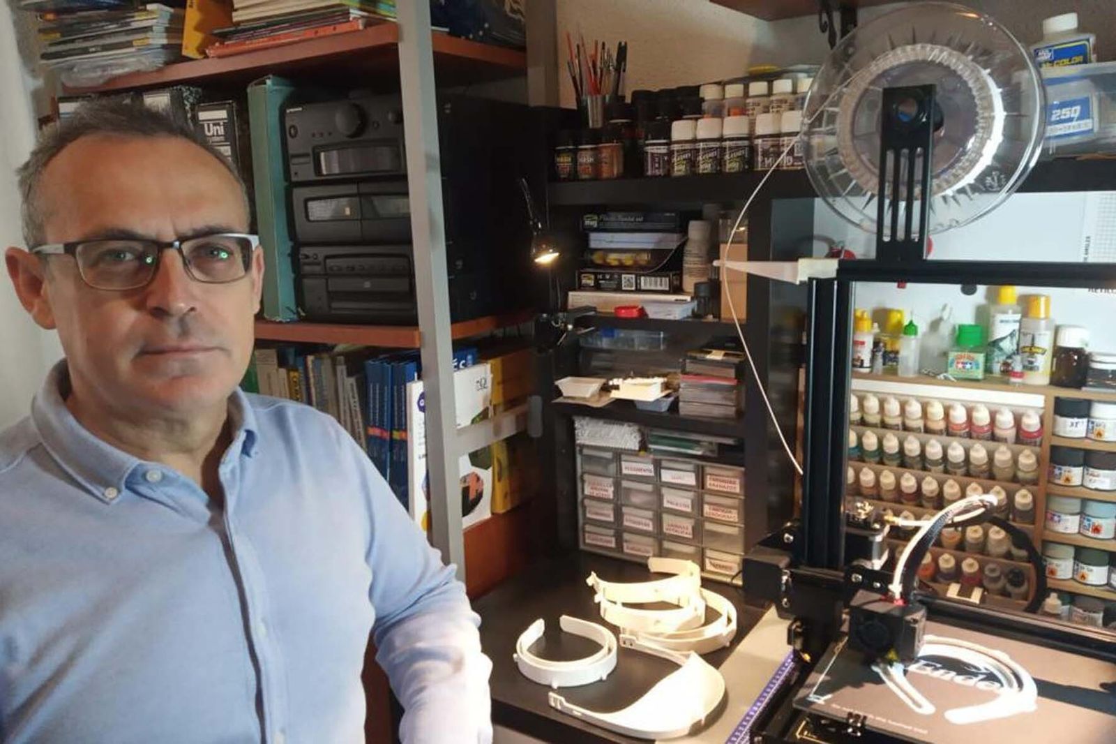 La Universidad de Almería fabrica y entrega viseras de protección a los hospitales Torrecárdenas y Poniente