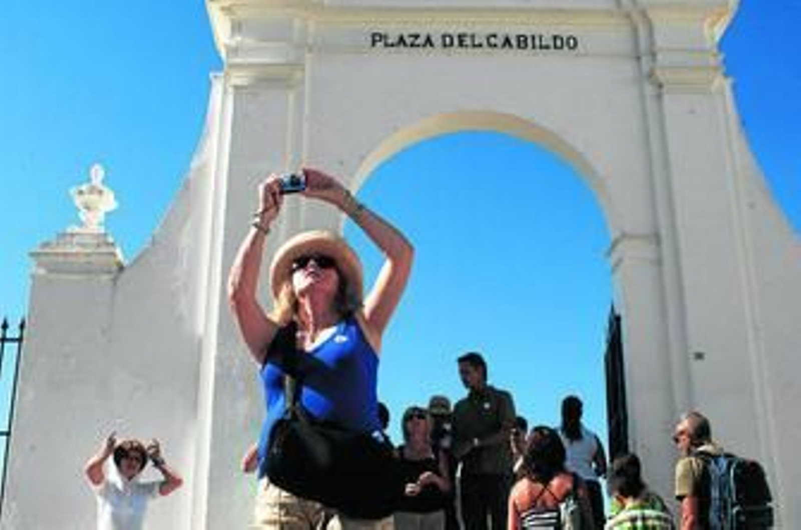 Una visitante fotografía parte de la fachada de la basílica menor de San María, en Arcos.