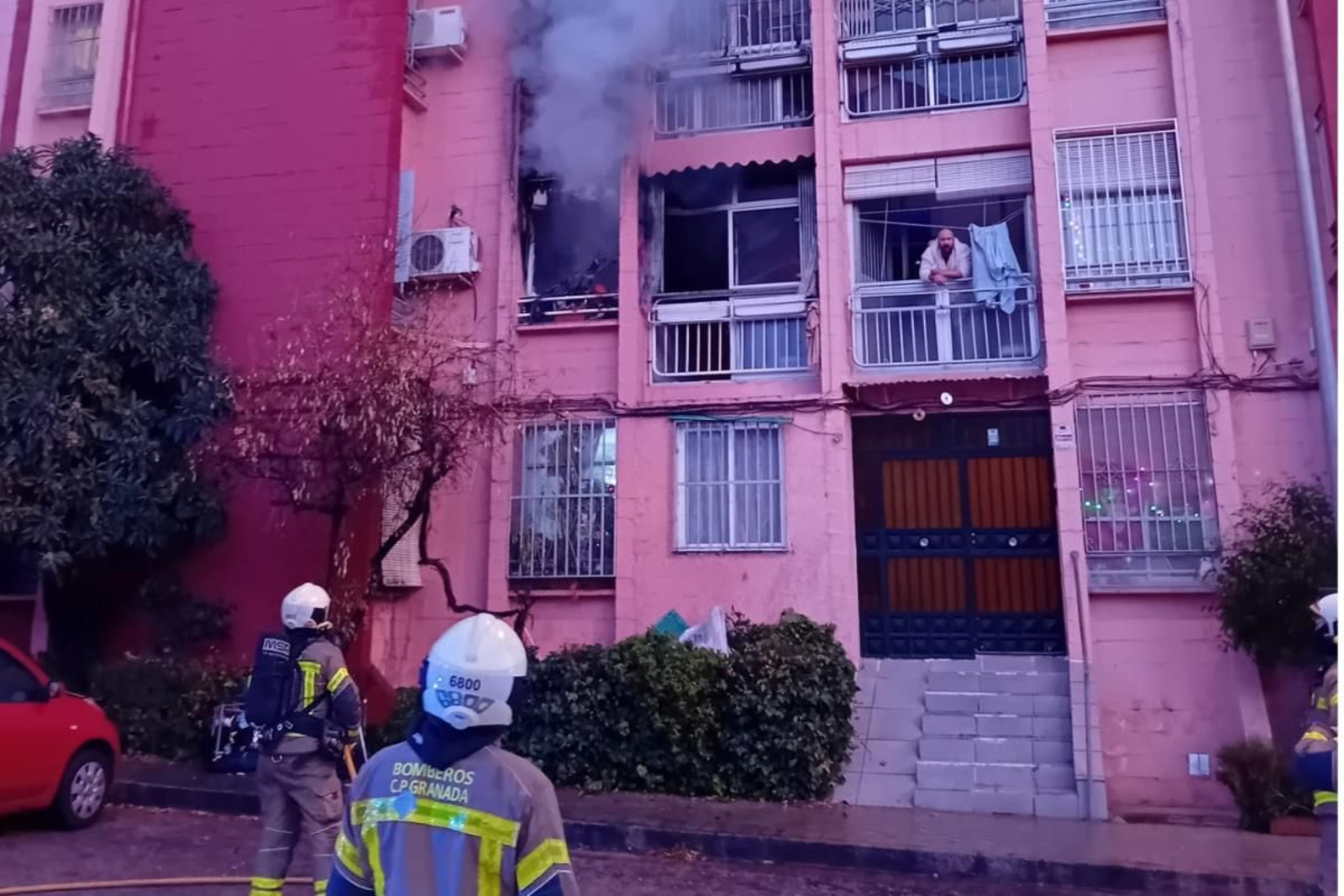 Bomberos en el edificio afectado por un incendio en Granada Bomberos en el edificio afectado por un incendio en Granada