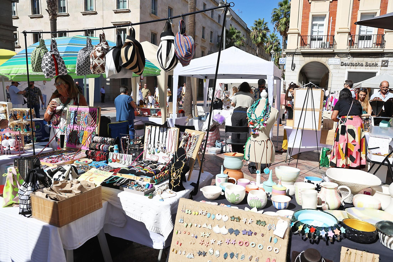 Imágenes del Rastrillo solidario de la Fundación Laberinto