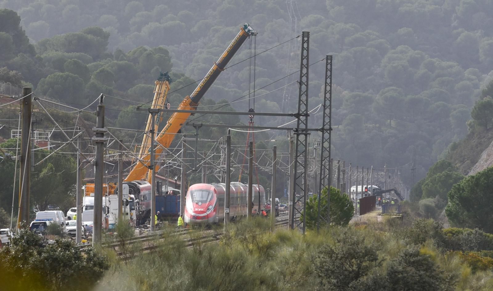 Los trabajos en las vías de la alta velocidad tras el accidente de Adamuz