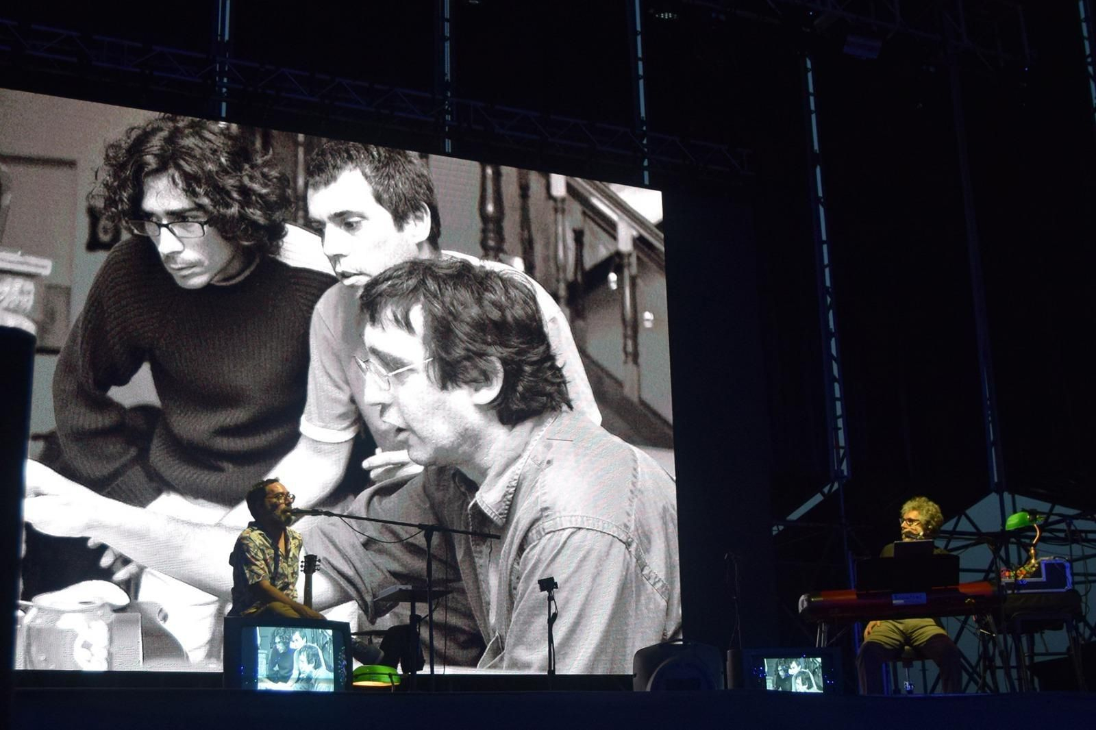 Iván Ferreiro y  Amaro, en el escenario de DSoko con la pantalla en la que se proyectaban momentos de su carrera.