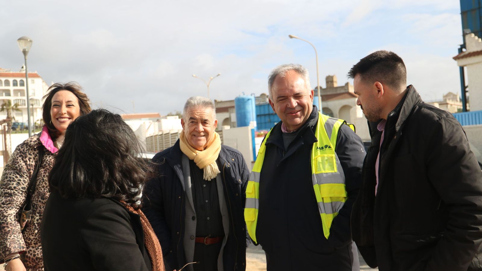 El alcalde de Almonte, Francisco Bella, junto a concejales de las áreas implicadas, visitando el inicio de las obras.