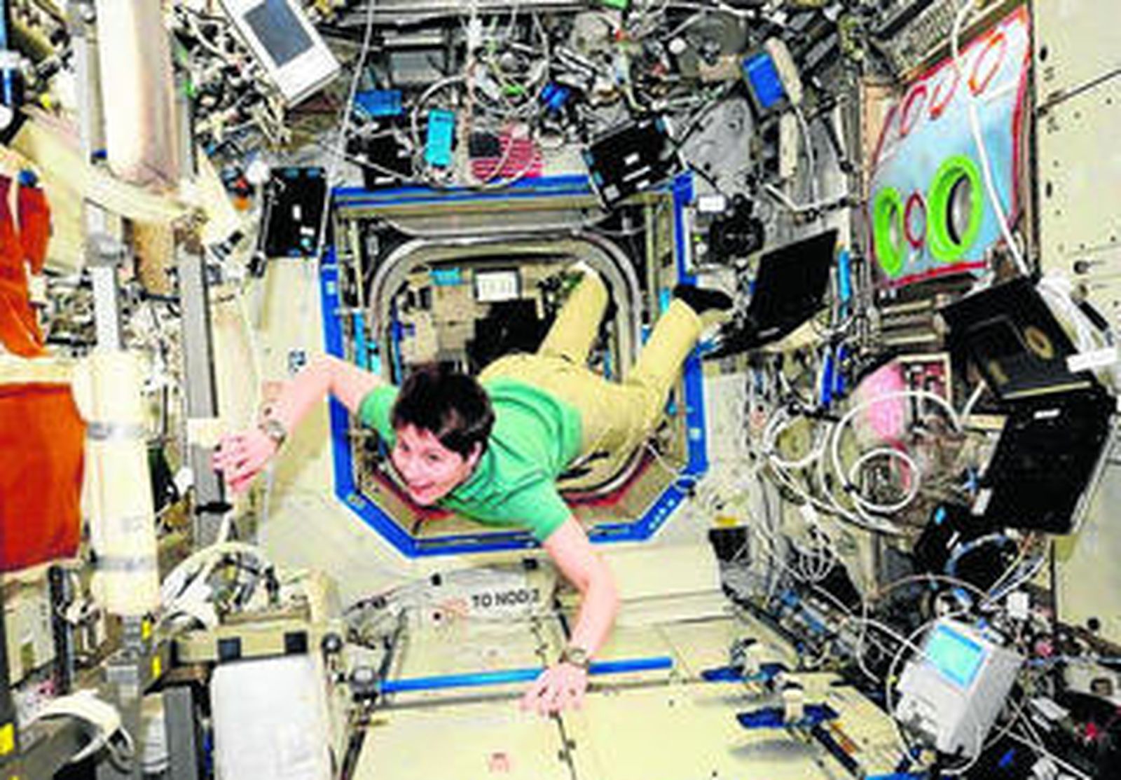 La astronauta italiana Samantha Cristoforetti en plena labor en la Estación Espacial Internacional.