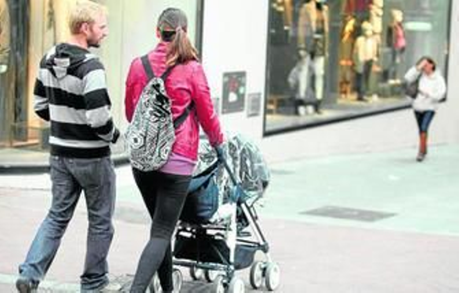 Una joven empuja un carrito de bebé en la calle Ancha de Algeciras, el pasado viernes.