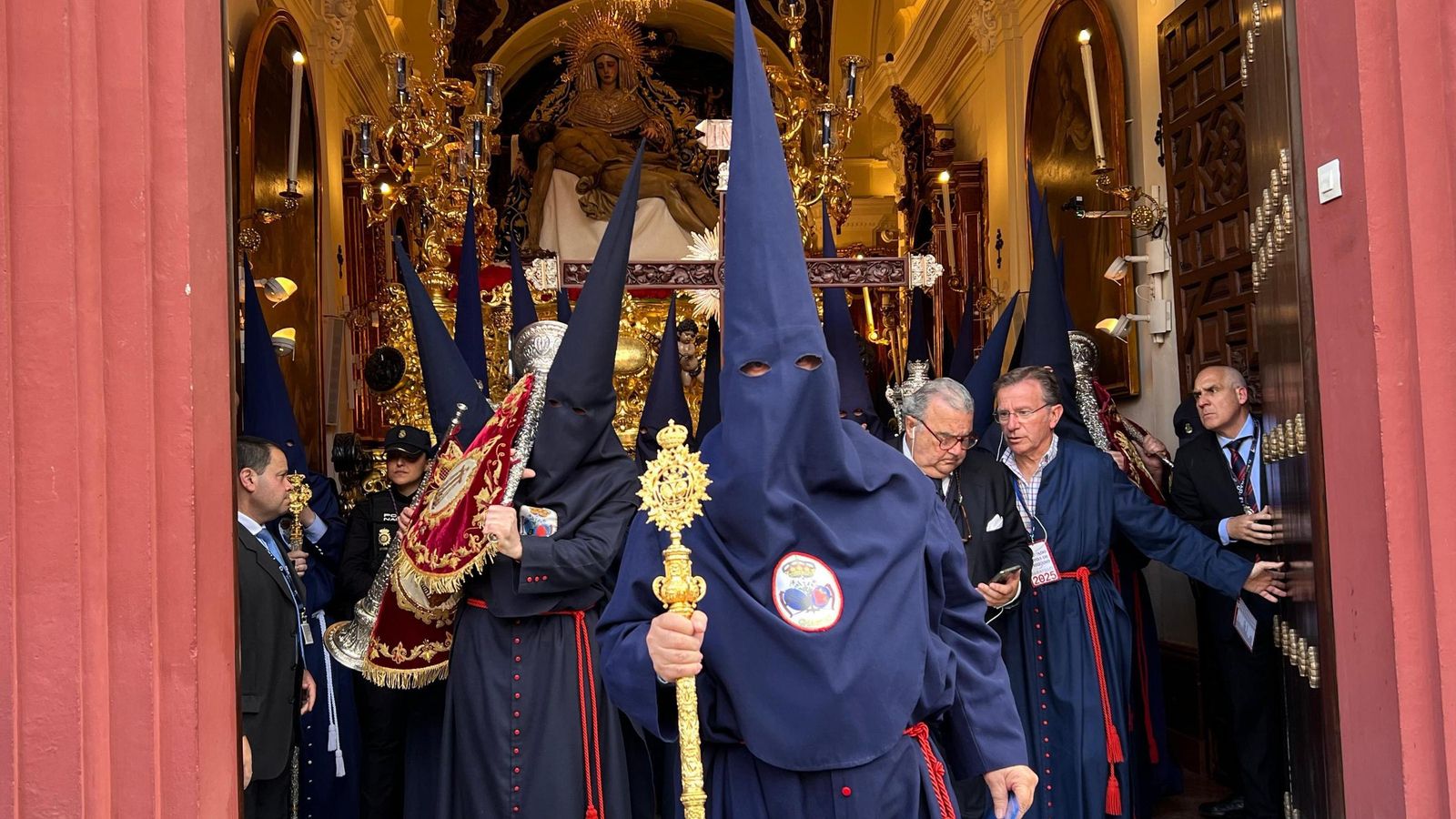 Salida de la hermandad de El Baratillo.